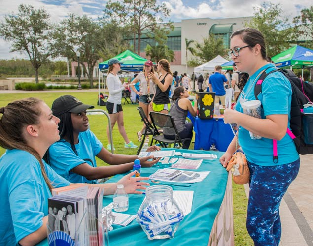 FGCU student clubs and organization tabling photo.